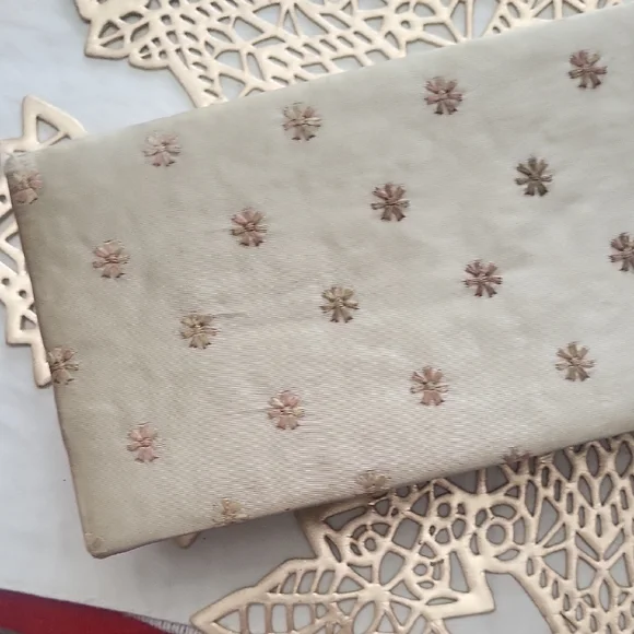 Vintage Embroidered Glove Box – Floral Threadwork – Satin or Silk Exterior - Picture 8 of 9